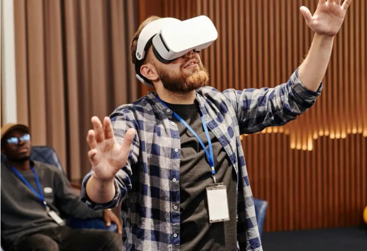 Imagem de um homem utilizando o Apple Vision